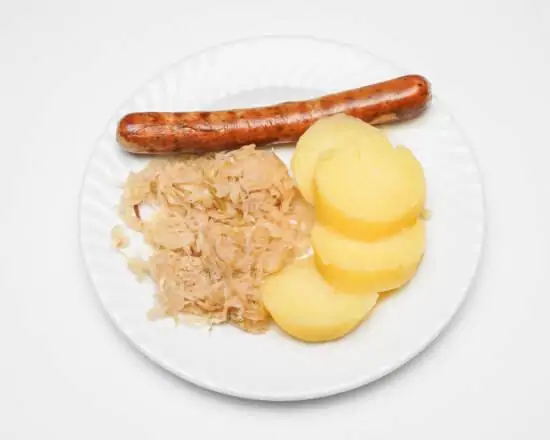 Menü Bratwurst mit Kartoffeln und Sauerkraut